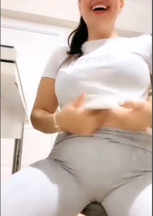 Ayse Elbi Ifsa Icligini Gosterip Meme Avucladi 678983738ed06