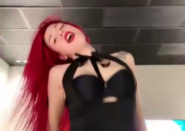 Tango Lali Ifsa Sandalyede Sexy Show Yapti 682bb0bc23204