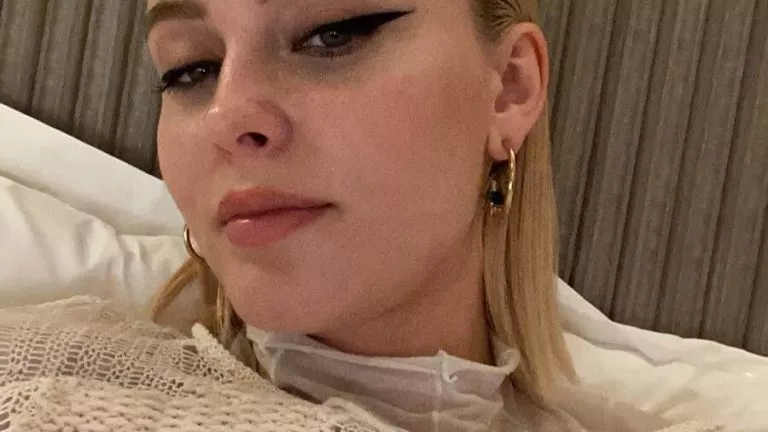 Dunyaca Unlu Zara Larsson Ifsa Hacklendi 62b062ab9bb16