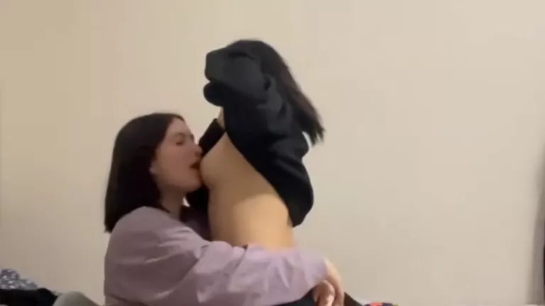 Bisex Unili Kiz Hem Sik Yaliyor Hem Meme Yenilendi 6755dcb45a26c